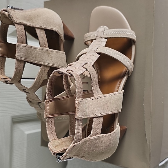 NWT Donald J. Pliner Leather Caged Strap Sandal w 2" heel. 8M SAND - Picture 13 of 13